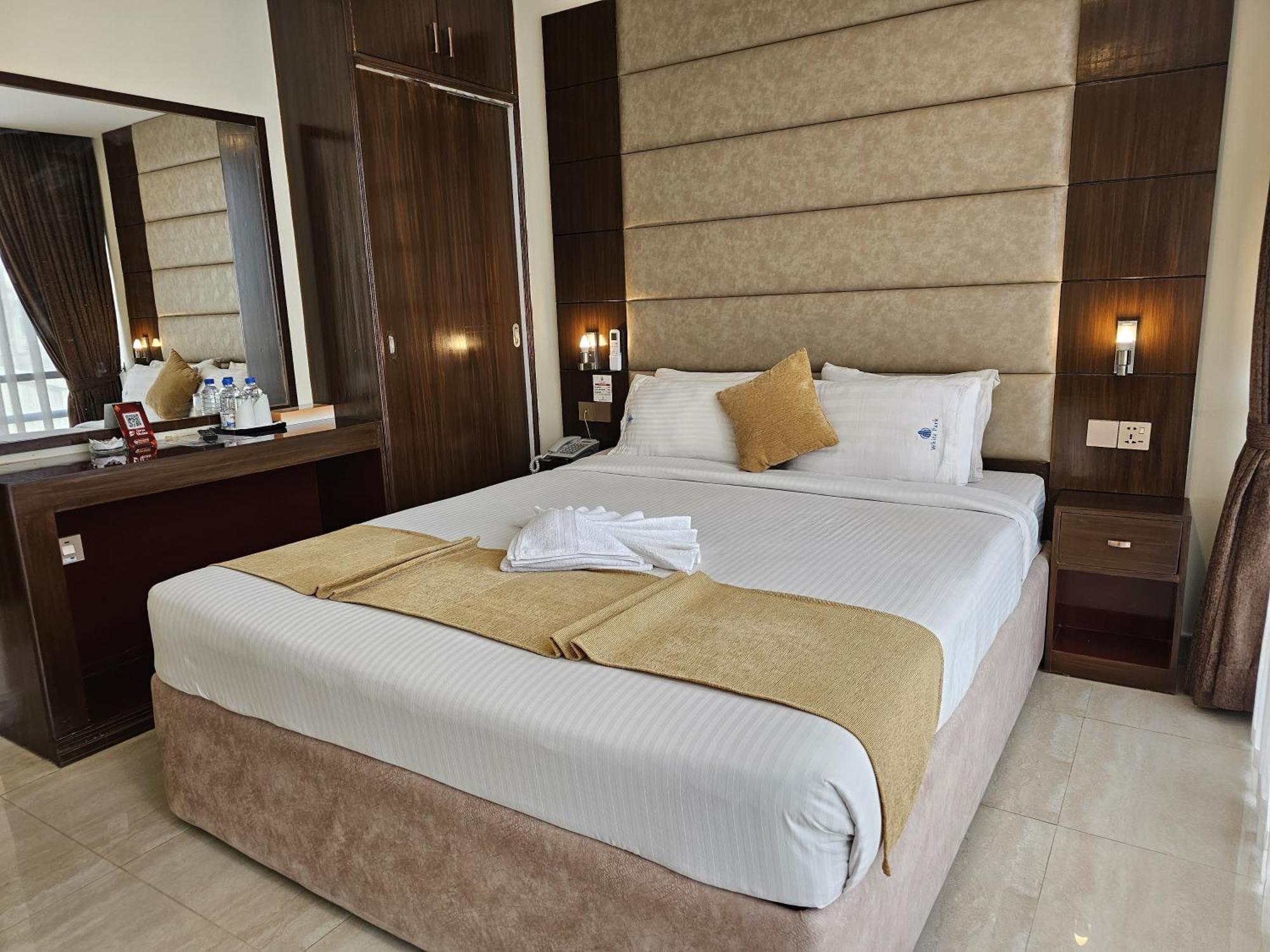 White Park Hotel & Suites Chittagong Exterior foto