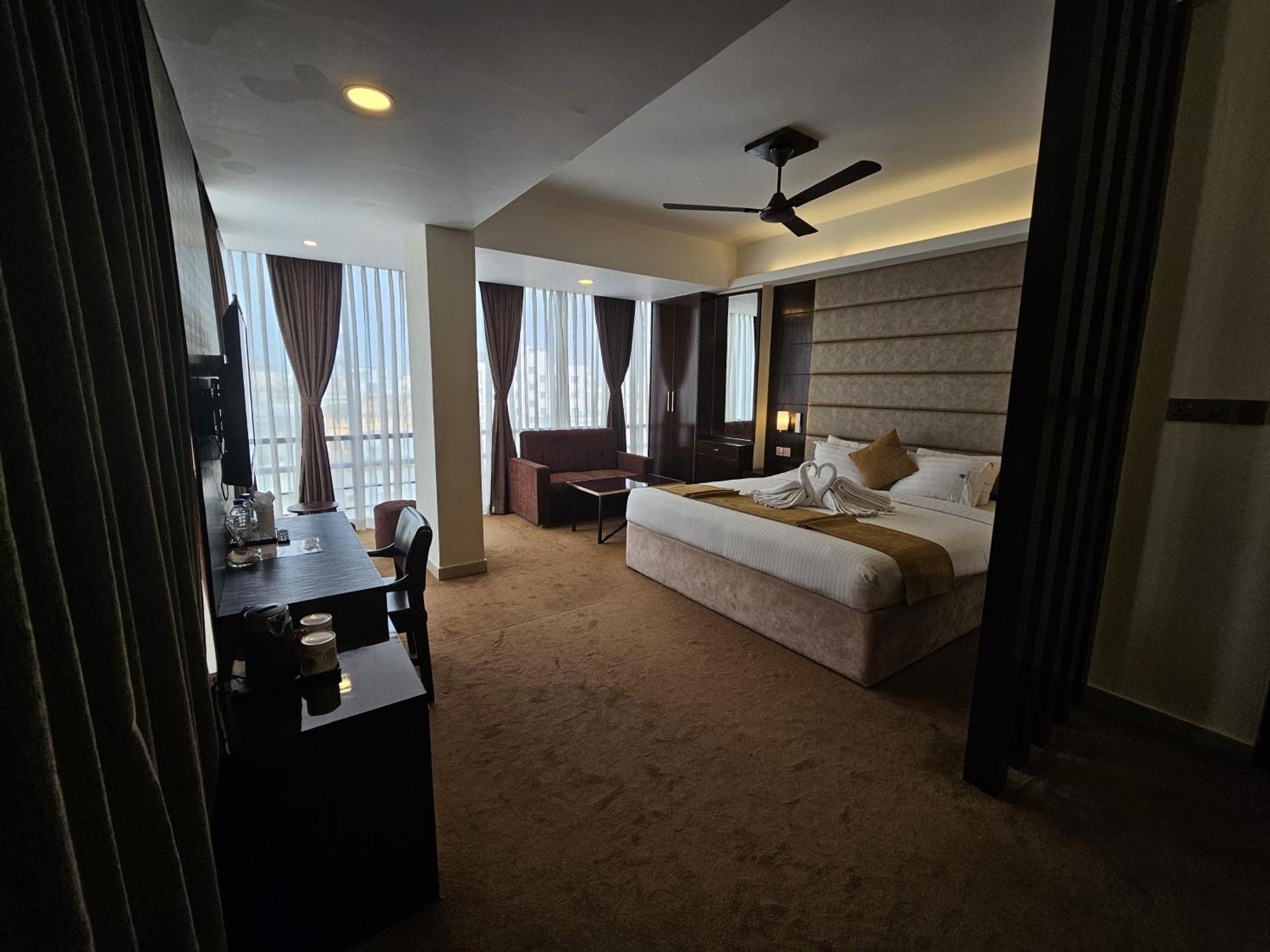 White Park Hotel & Suites Chittagong Exterior foto